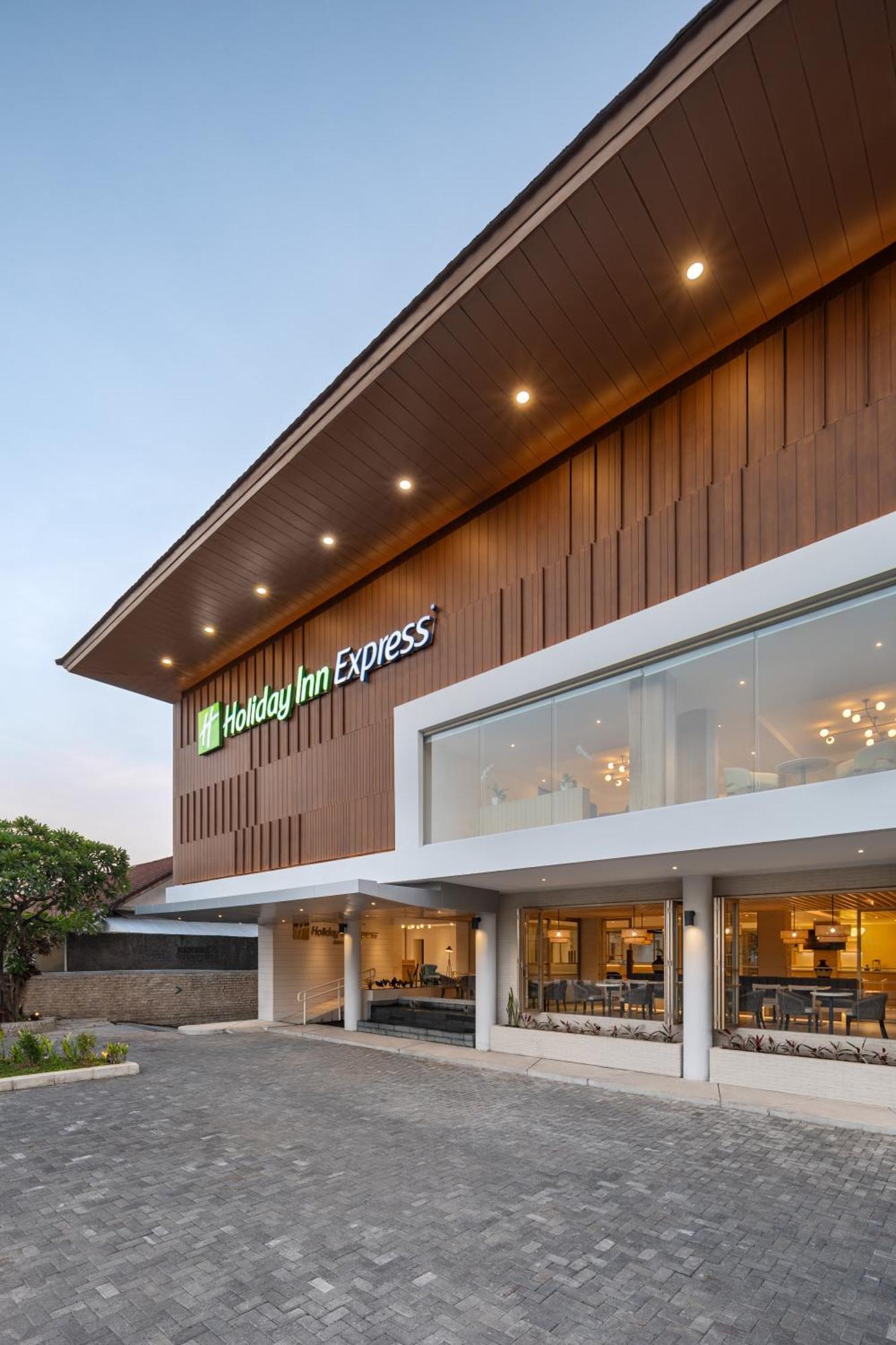 Holiday Inn Express Bali Sunset Road By Ihg Kuta  Ngoại thất bức ảnh